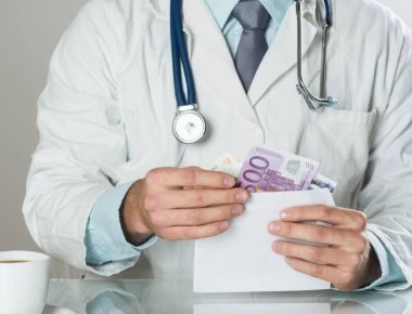 Σύλληψη γιατρού για φακελάκι σε νοσοκομείο της Αττικής